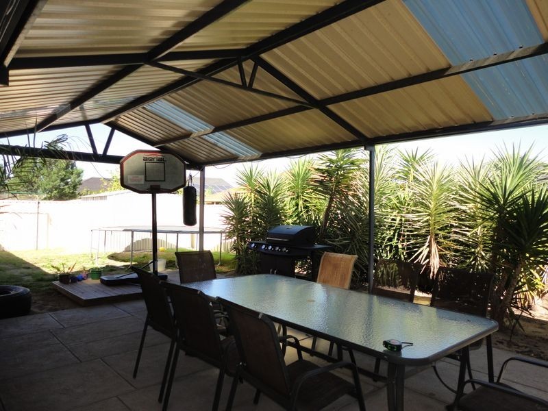 33 Mica Mews, Wattle Grove WA 6107