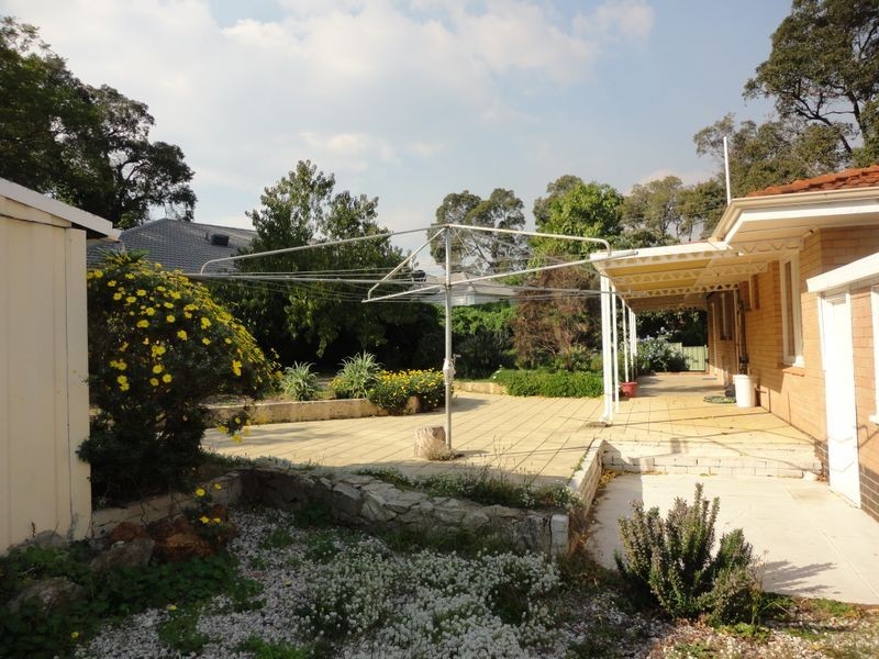 2 Traylen Road, Kalamunda WA 6076