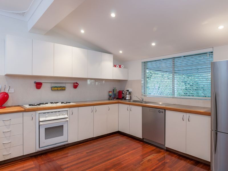 11 Weston Drive, Swan View WA 6056