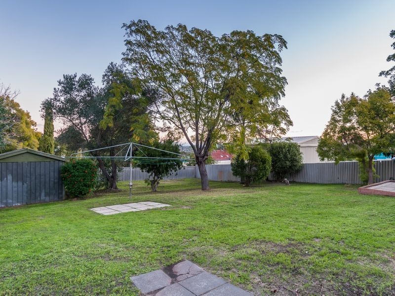 11 Weston Drive, Swan View WA 6056