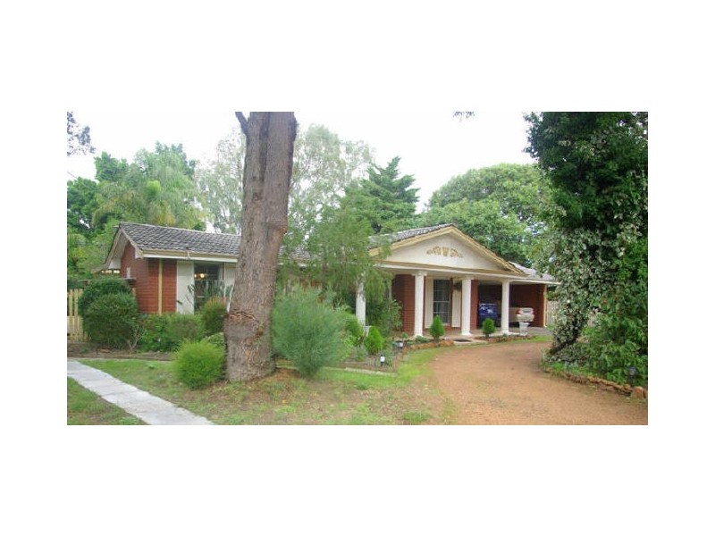 18 Waterloo Crescent, Lesmurdie WA 6076