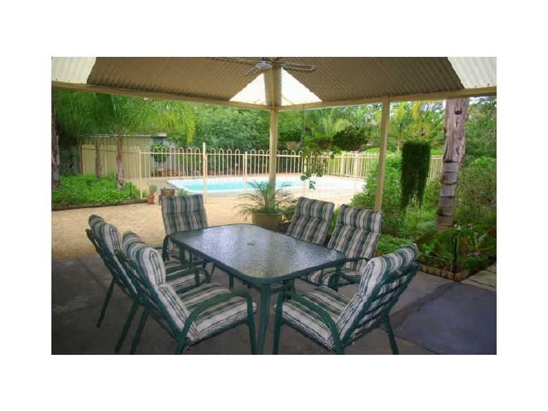 18 Waterloo Crescent, Lesmurdie WA 6076