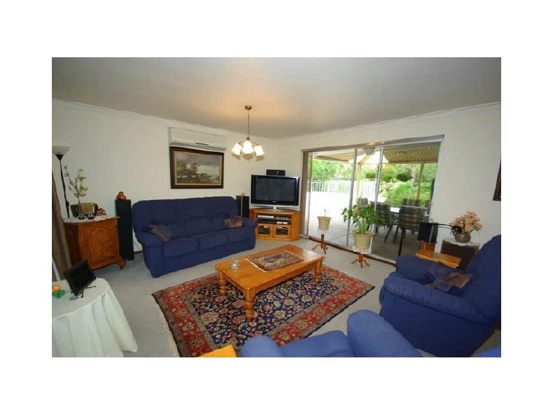 18 Waterloo Crescent, Lesmurdie WA 6076