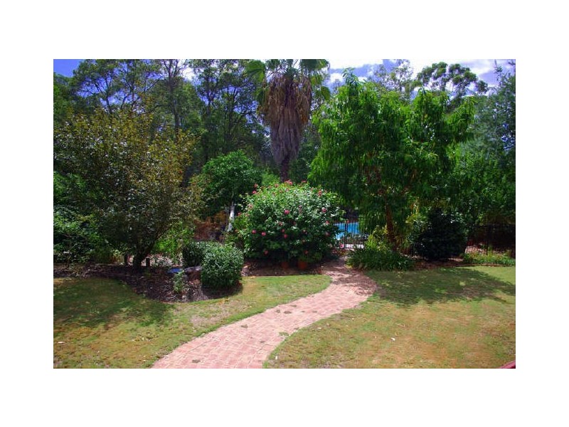 4 Connor Road, Lesmurdie WA 6076