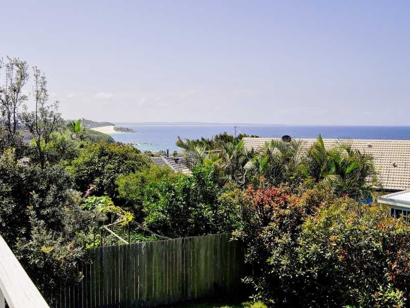 84 Lakeview Crescent, Forster NSW 2428