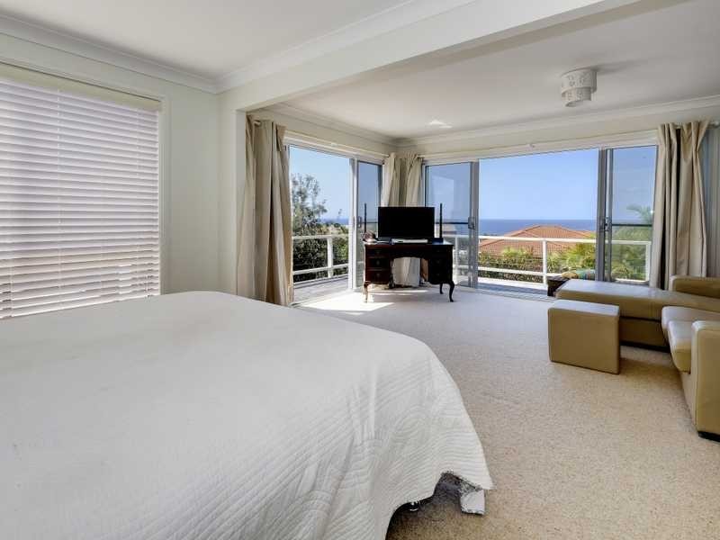 84 Lakeview Crescent, Forster NSW 2428