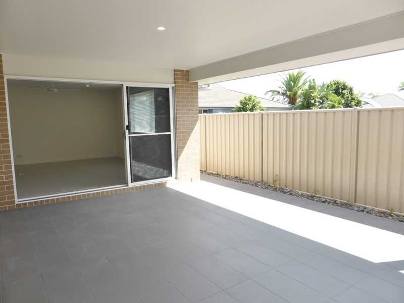 2/9 The Lakes Way, Forster NSW 2428