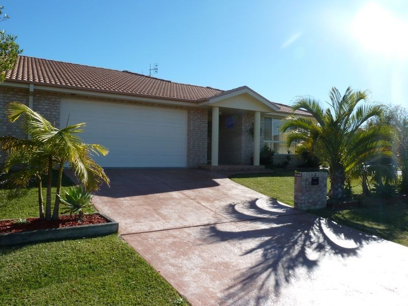 2/3 Ballingal Way, Forster NSW 2428