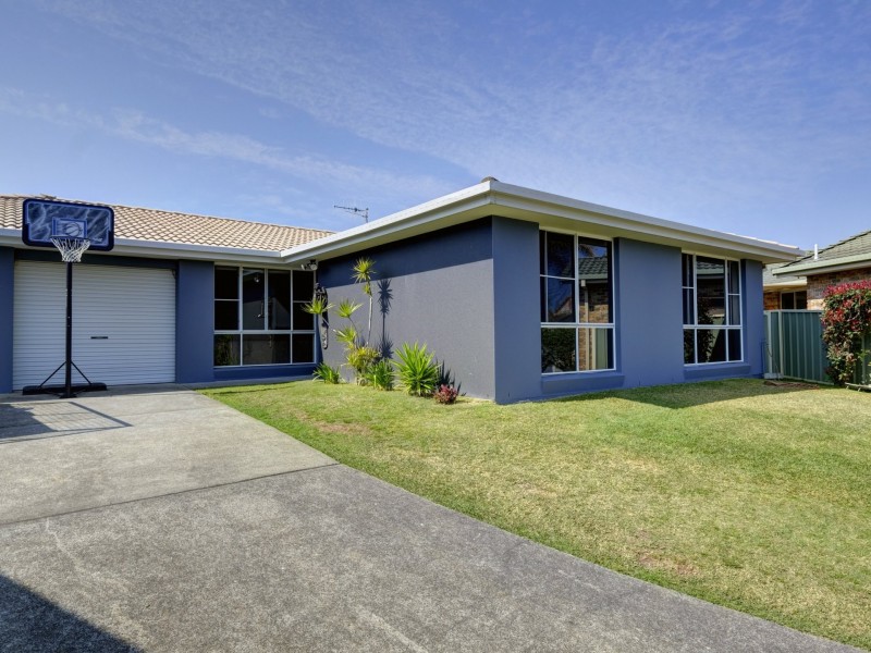 16 Burke cl, Forster NSW 2428