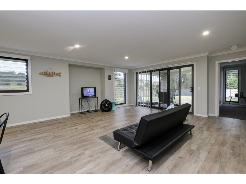 1 Feutrill Close, Black Head NSW 2430