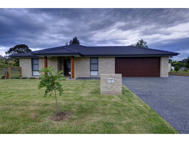 1 Feutrill Close, Black Head NSW 2430