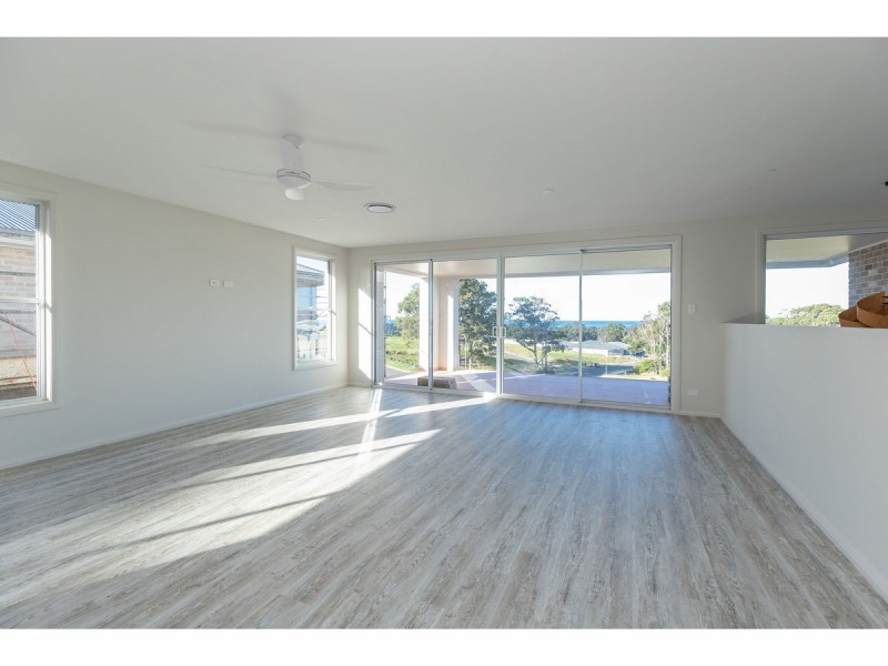 4 Silk Crescent, Diamond Beach NSW 2430