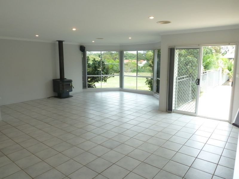 8 Fleeting Place, Tuncurry NSW 2428