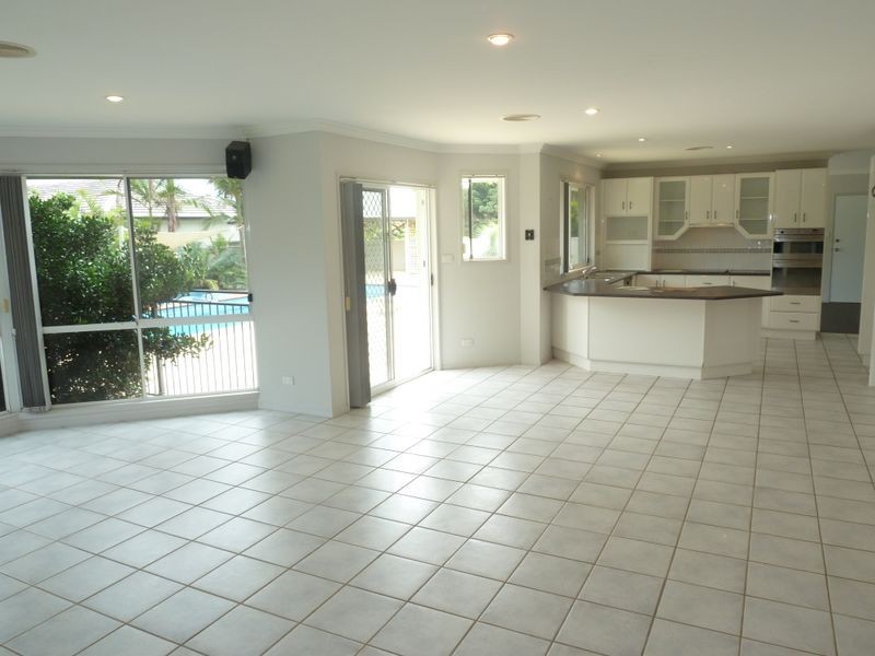 8 Fleeting Place, Tuncurry NSW 2428