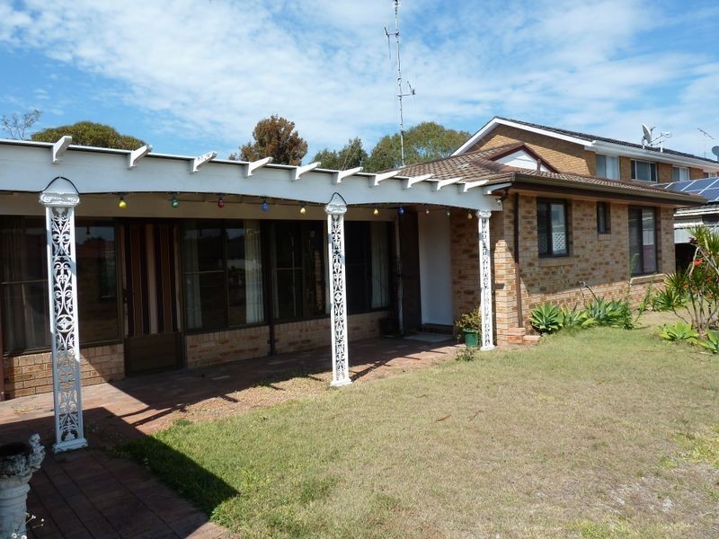 9 Friendship Key, Forster NSW 2428