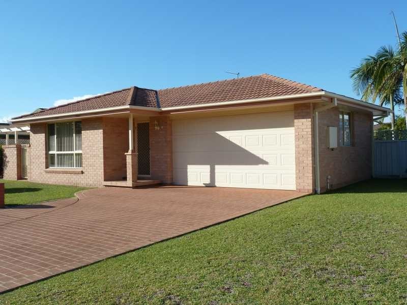 4 Michaela Place, Forster NSW 2428