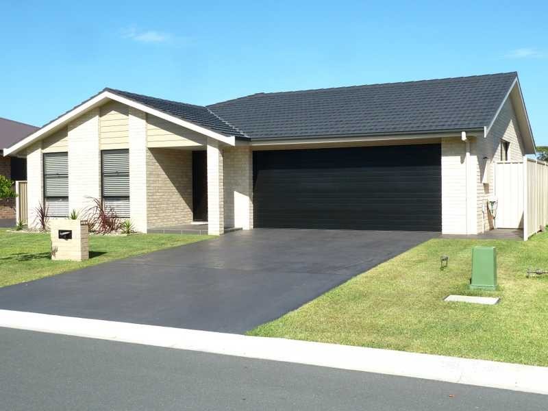 4 Massie Crescent, Tuncurry NSW 2428