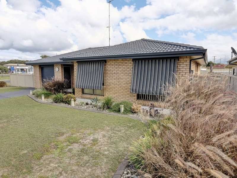 2 Flora Parade, Tuncurry NSW 2428