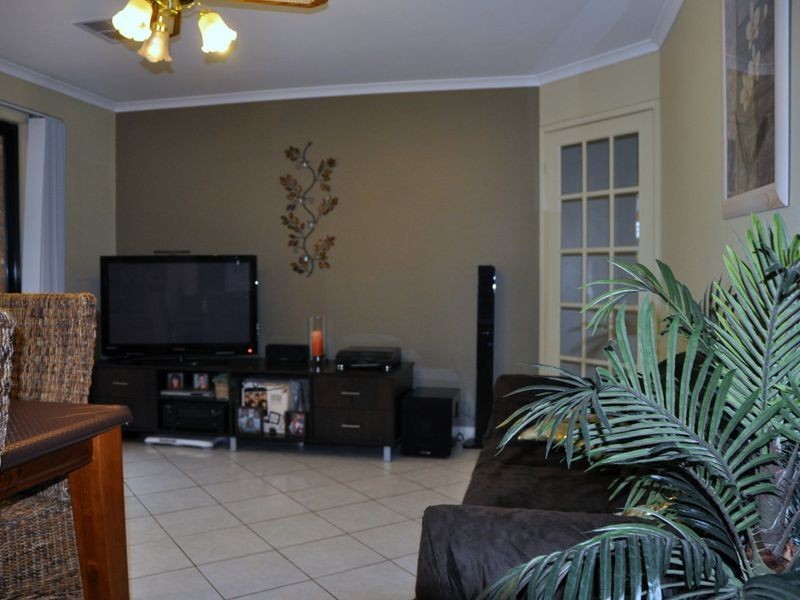 7 Oakford Cres, Happy Valley SA 5159