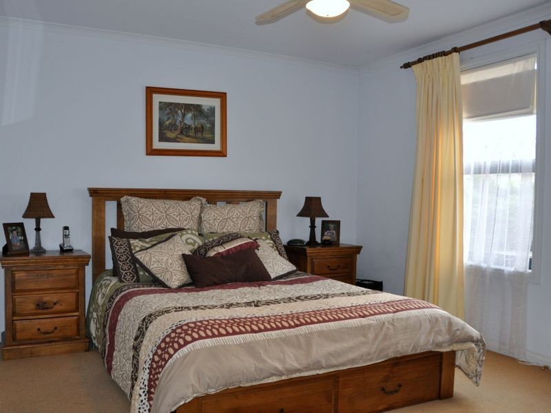 7 Oakford Cres, Happy Valley SA 5159