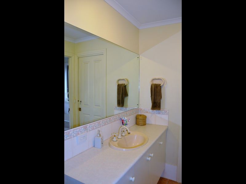 7 Oakford Cres, Happy Valley SA 5159