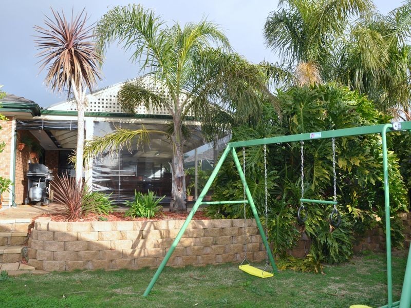 7 Oakford Cres, Happy Valley SA 5159