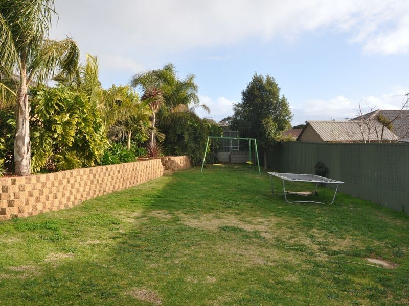 7 Oakford Cres, Happy Valley SA 5159