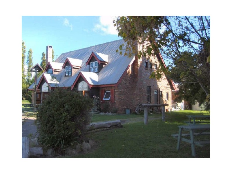 Red Lion Red Lion Tavern  New England Highway, Glencoe NSW 2365