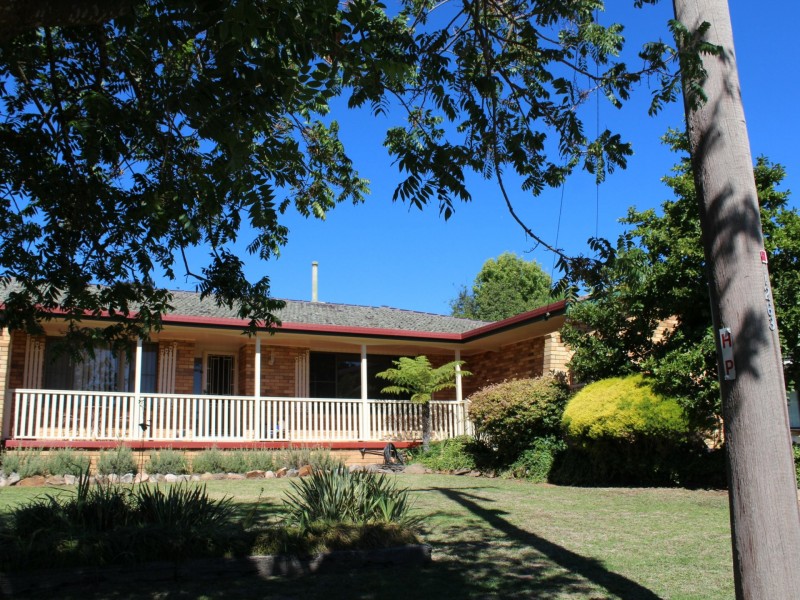 33 Lindsay Avenue, Glen Innes NSW 2370