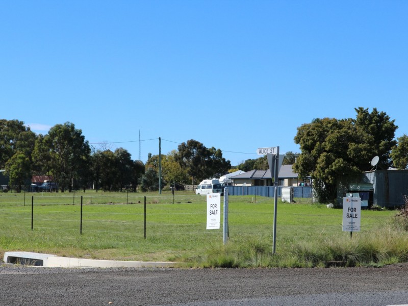 82-84 Tenterfield Street, Deepwater NSW 2371