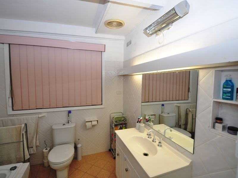 11 Walker Road, Wyoming NSW 2250