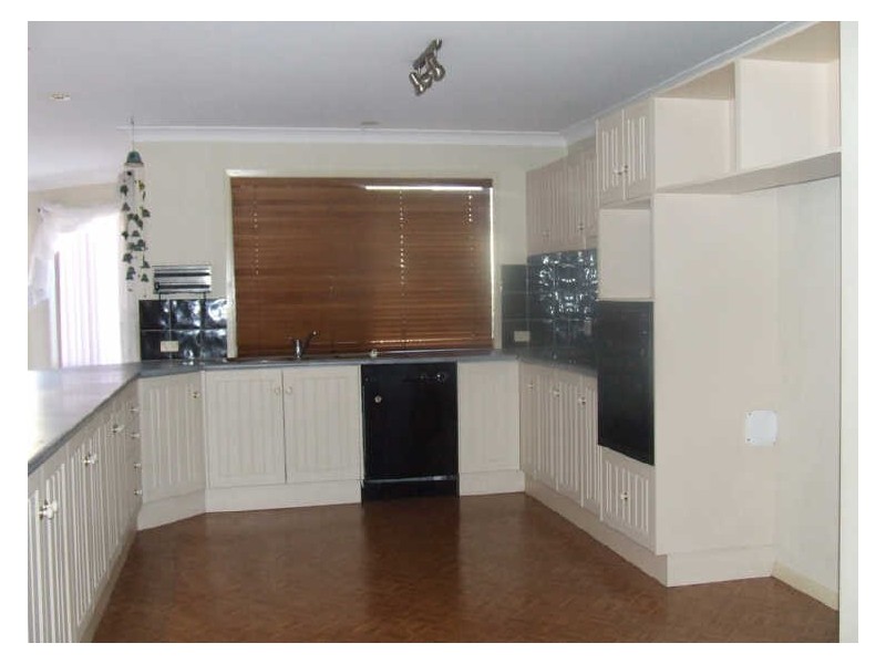 2 Peat Place, Point Clare NSW 2250