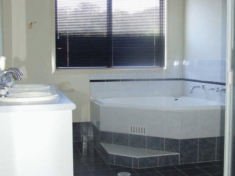 2 Peat Place, Point Clare NSW 2250