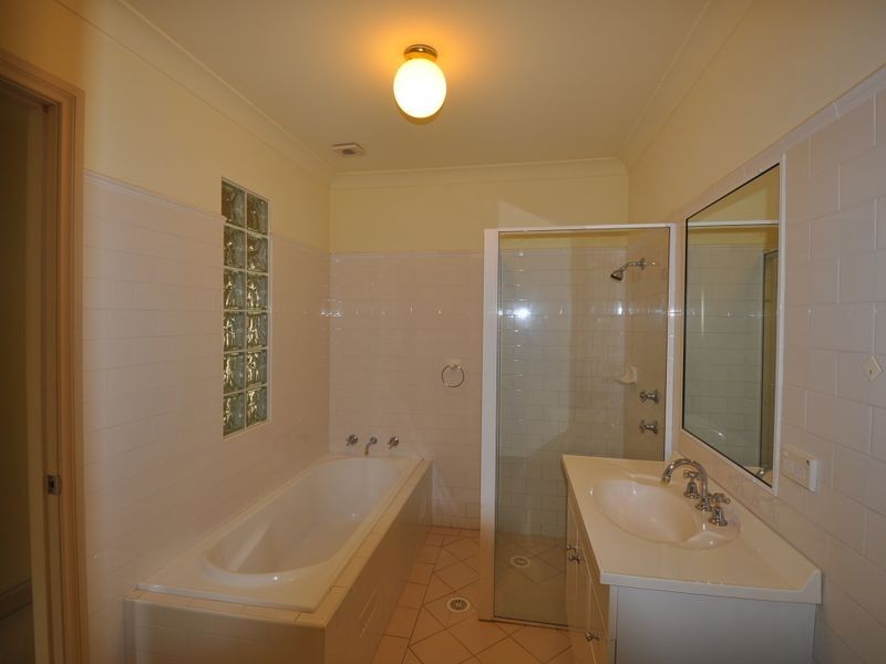 2/4 Broadview Avenue, Gosford NSW 2250