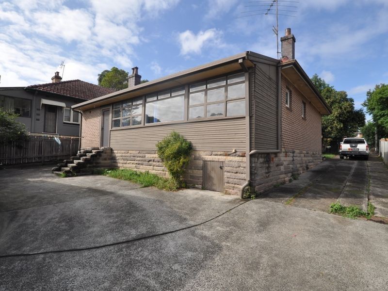 8 York Street, East Gosford NSW 2250