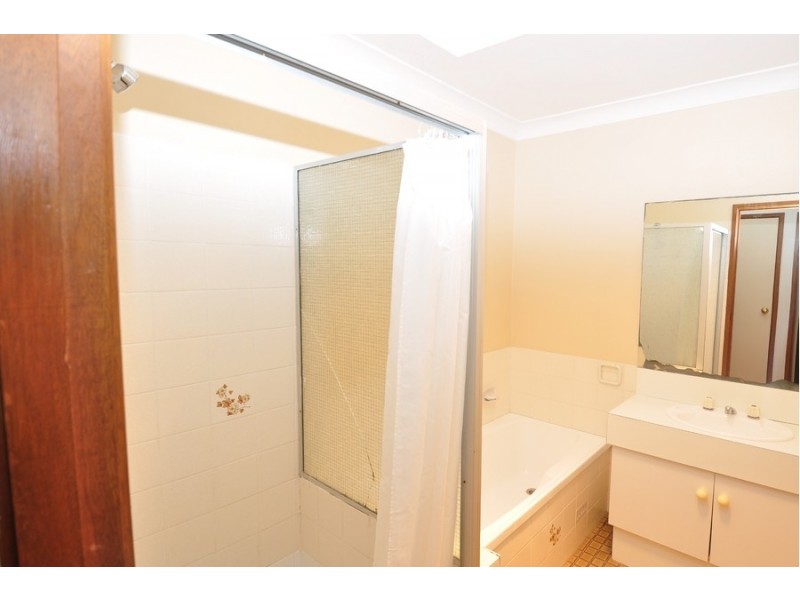 2/166 Albany Street, Point Frederick NSW 2250