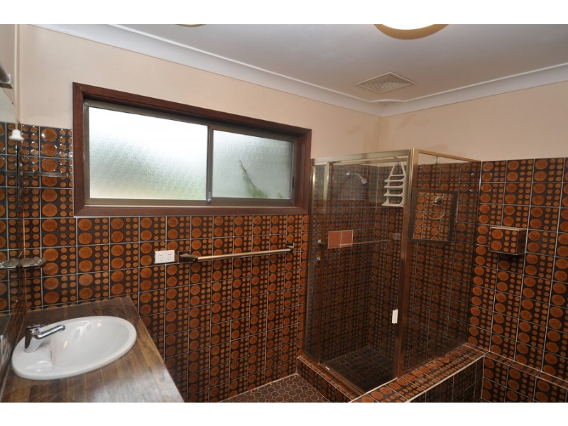 19 Nari Avenue, Point Clare NSW 2250