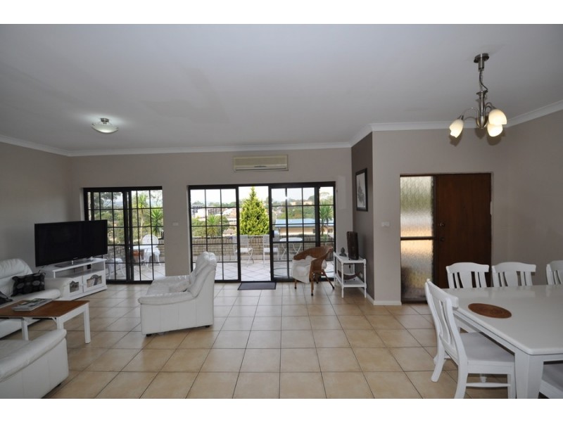 1/1 Joseph Lloyd Close, Gosford NSW 2250