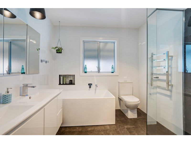 6 Maidens Brush Road, Wyoming NSW 2250