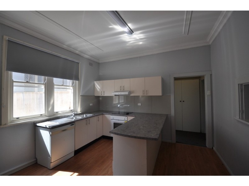 8 York Street, East Gosford NSW 2250