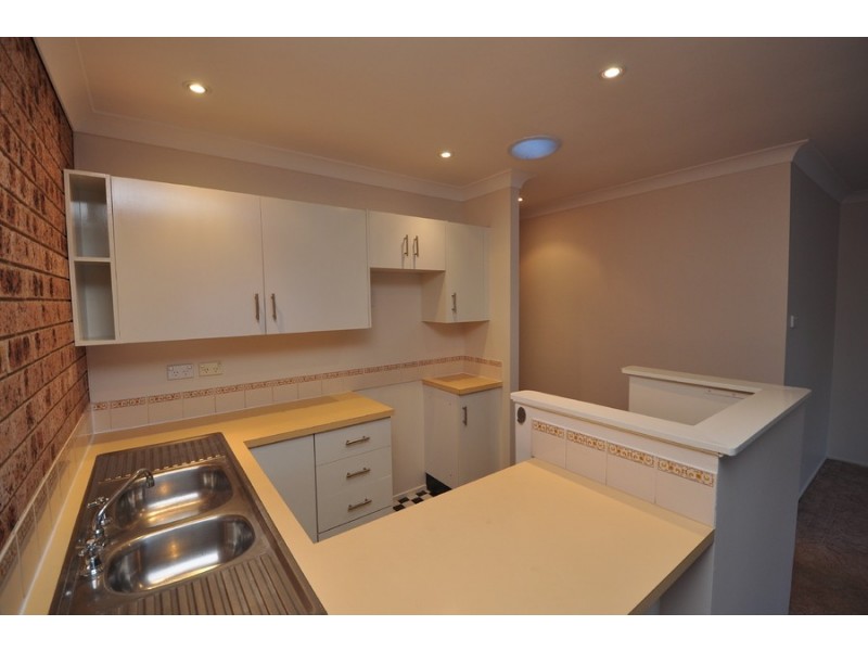 2/166 Albany Street, Point Frederick NSW 2250