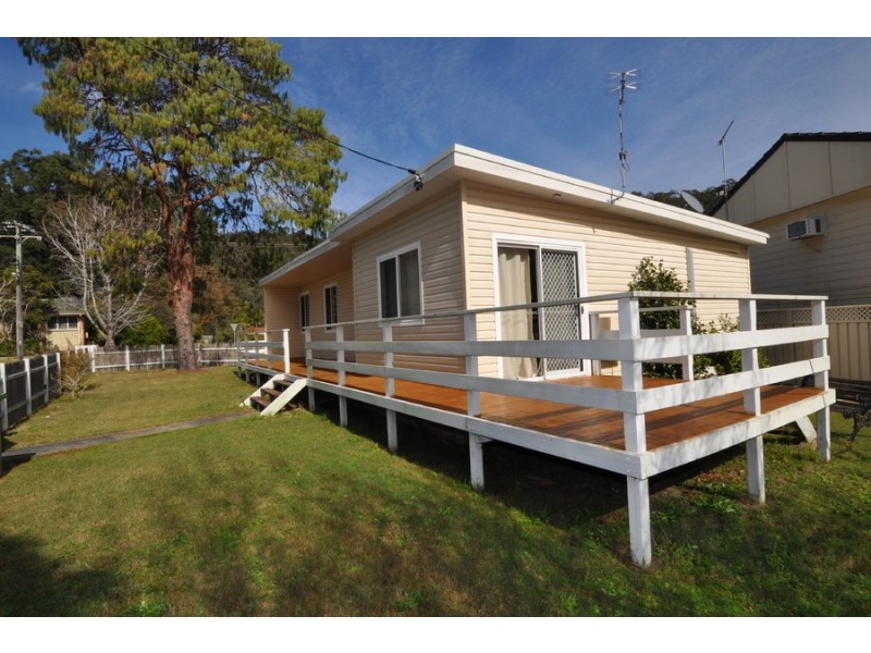 39 Golden Avenue, Point Clare NSW 2250