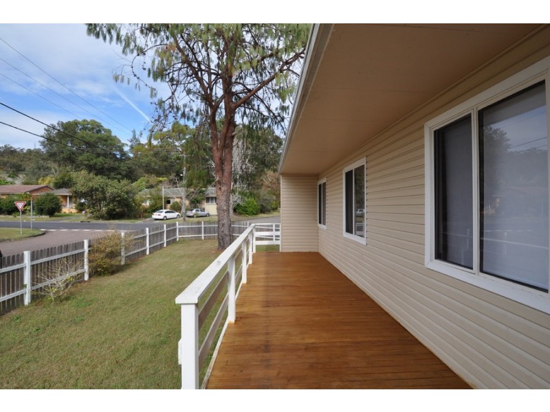 39 Golden Avenue, Point Clare NSW 2250