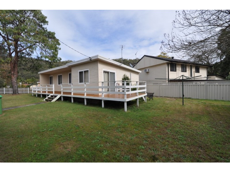 39 Golden Avenue, Point Clare NSW 2250