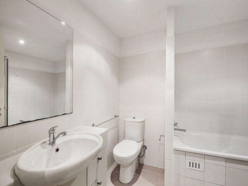 302/80 John Whiteway Drive, Gosford NSW 2250