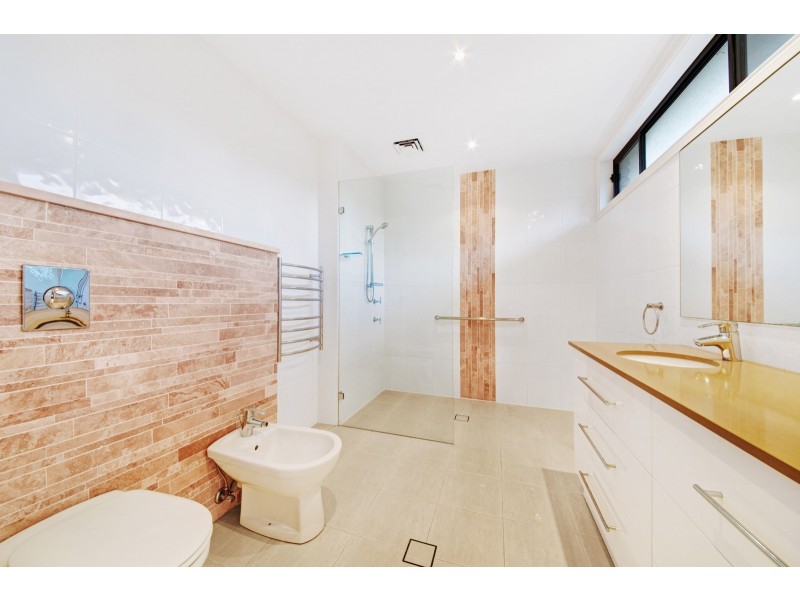 17 Albany Street, Point Frederick NSW 2250