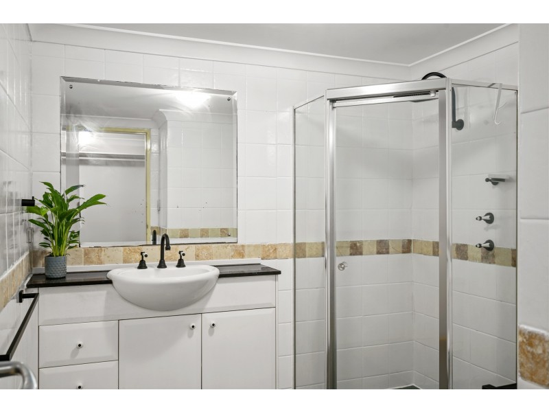 2/92 John Whiteway Drive, Gosford NSW 2250