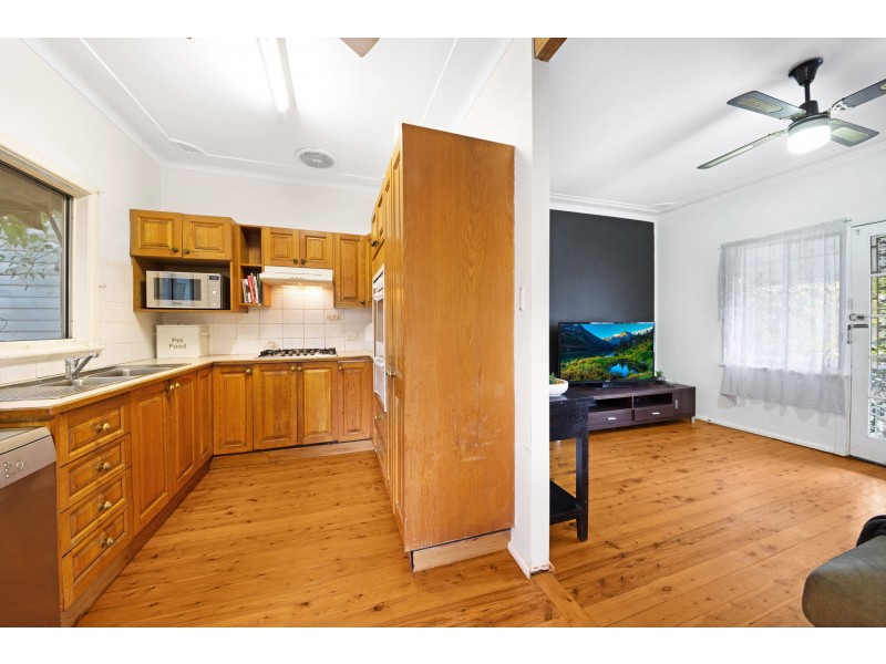221 Brisbane Water Drive, Point Clare NSW 2250