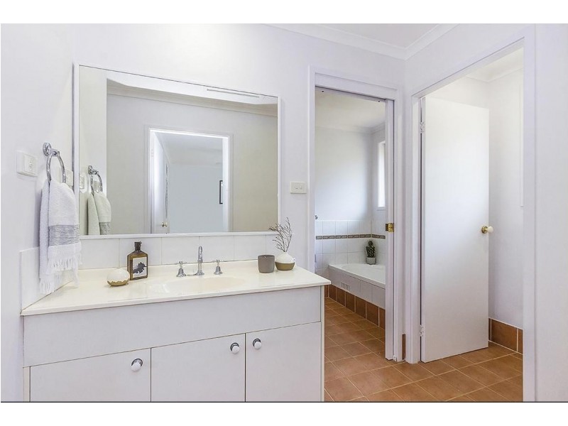 8 Woodbine Close, Lisarow NSW 2250