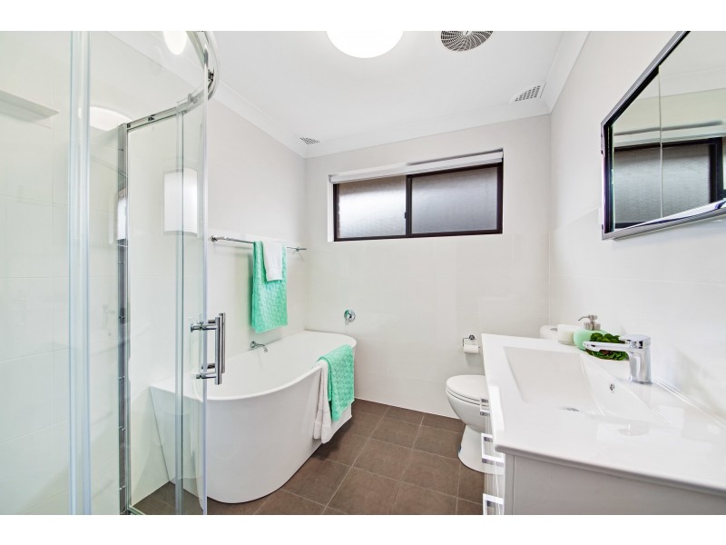 17 Noonan Point Avenue, Point Clare NSW 2250